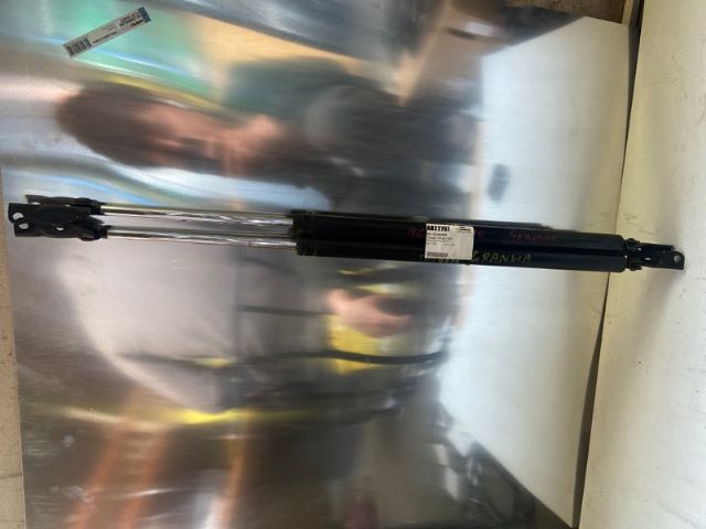 Toyota Granvia KCH10 Tailgate Struts (Set)