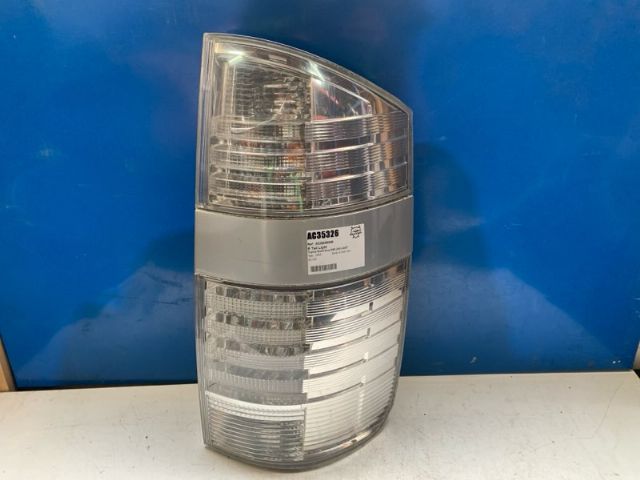 Toyota Noah/Voxy R60 2001-2007 R Tail Light